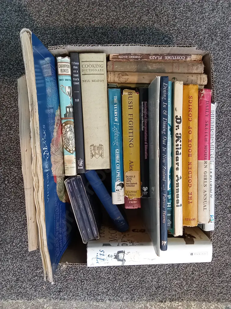 BOX OF ASSORTED BOOKS Image 1++