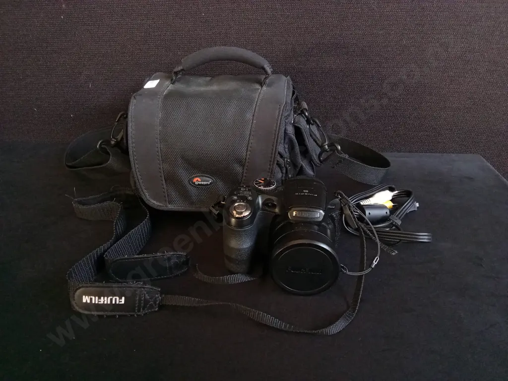 FUJIFILM FINEPIX S SERIES CAMERA AND BAG, WORKING Image 1++