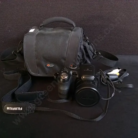 FUJIFILM FINEPIX S SERIES CAMERA AND BAG, WORKING