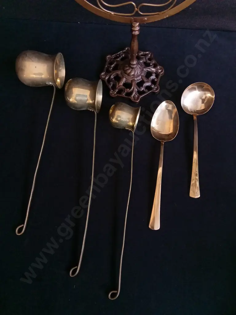 VINTAGE BRASS ITEMS, HANGING BELL ON CIRCULAR STAND, PUNCH SET, AND SERVING SPOONS, 6 PIECES, TALLEST H 47.5 CM Image 1++