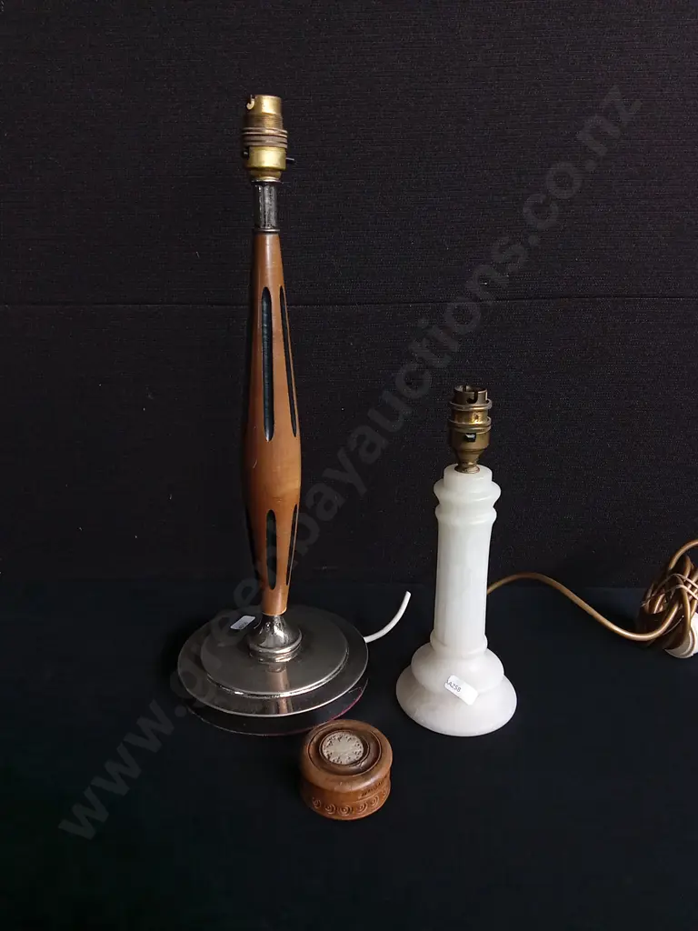 PAIR OF VINTAGE TABLE LAMPS AND HAND CARVED WOODEN TRINKET BOX, TALLEST H 46 CM Image 1++