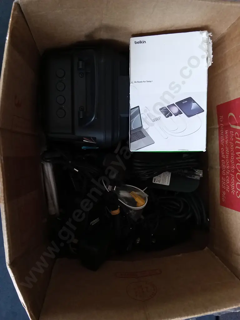 MISCELLANEOUS MIX OF TECH ITEMS AND CORDS Image 1++