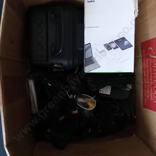 MISCELLANEOUS MIX OF TECH ITEMS AND CORDS