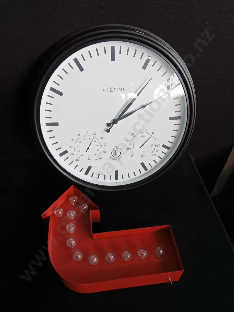 WALL CLOCK AND ARROW LIGHT SIGN, TALLEST H 53 CM Image 1++
