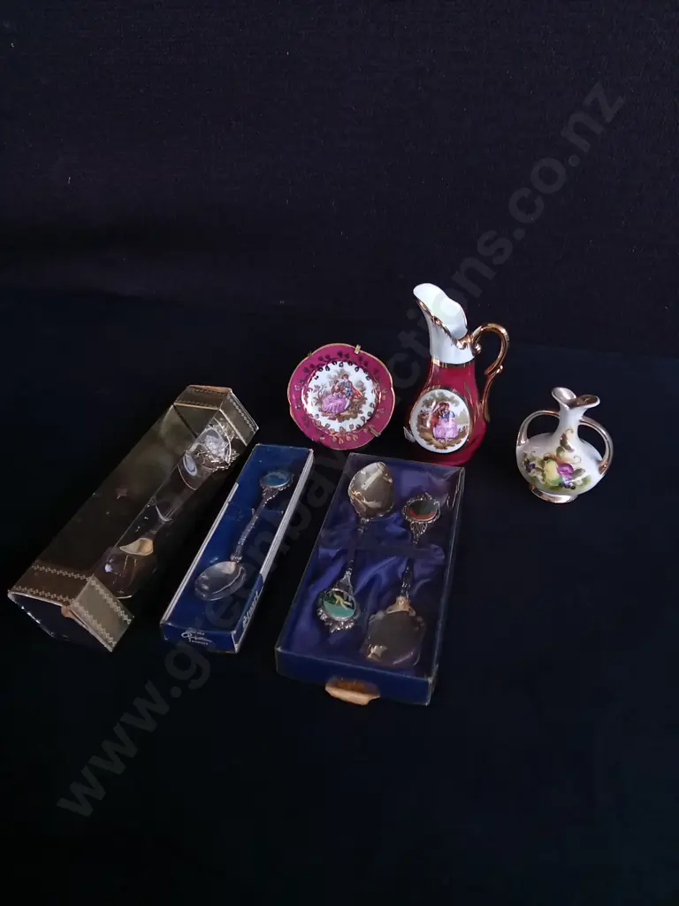 VINTAGE SOUVENIR SPOONS AND MINIATURE PORCELAIN SET, TALLEST H 10 CM Image 1++