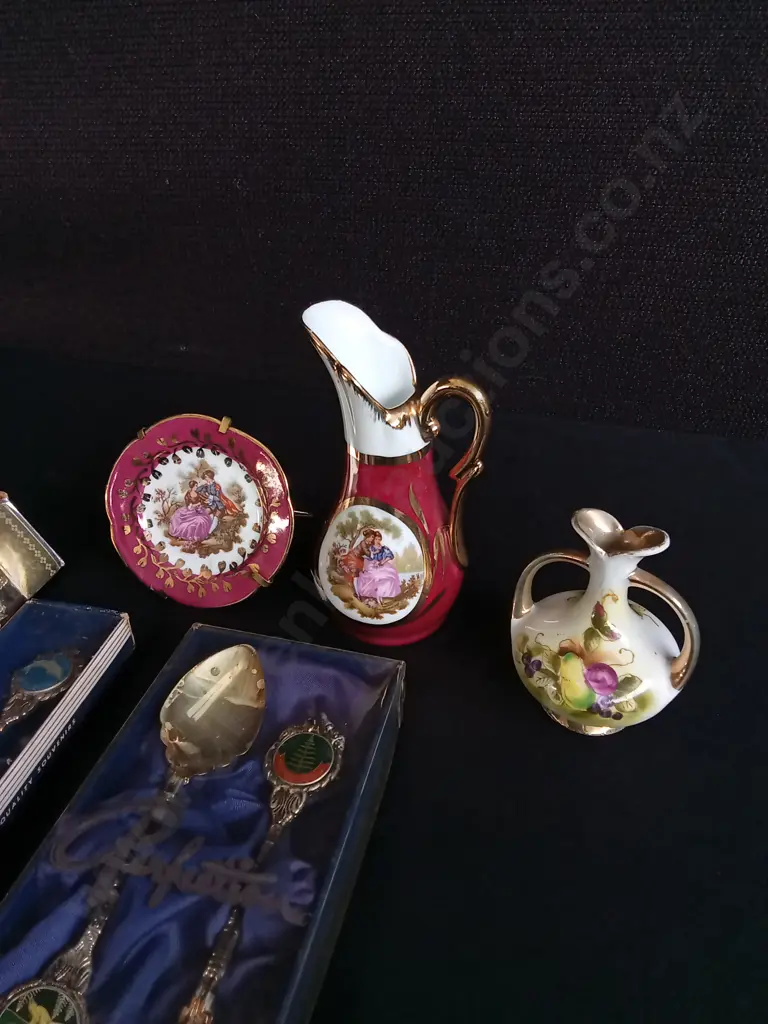 VINTAGE SOUVENIR SPOONS AND MINIATURE PORCELAIN SET, TALLEST H 10 CM Image 1++