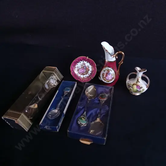 VINTAGE SOUVENIR SPOONS AND MINIATURE PORCELAIN SET, TALLEST H 10 CM
