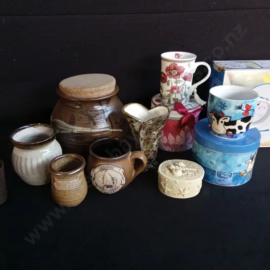 MIX OF KITCHENWARE AND POTTERY ITEMS, TALLEST H 18 CM