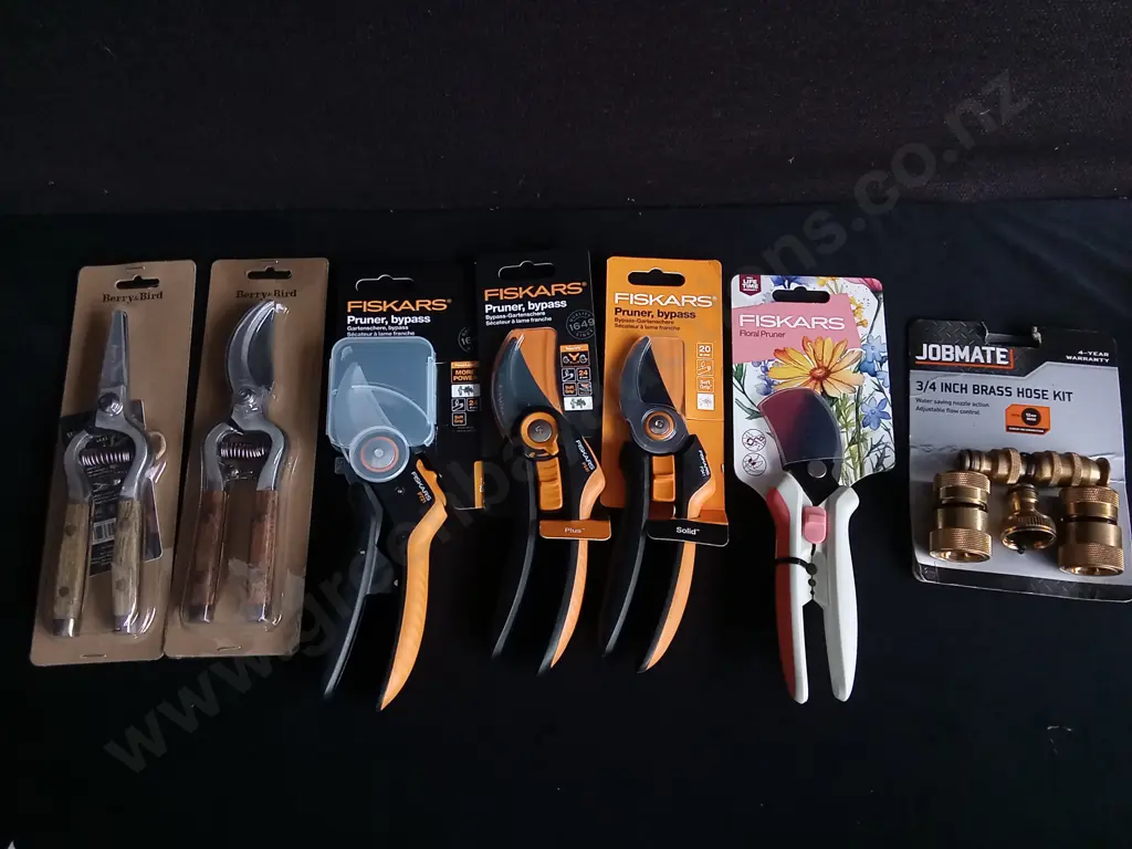 7 PIECES BRAND NEW GARDENING ITEMS Image 1++