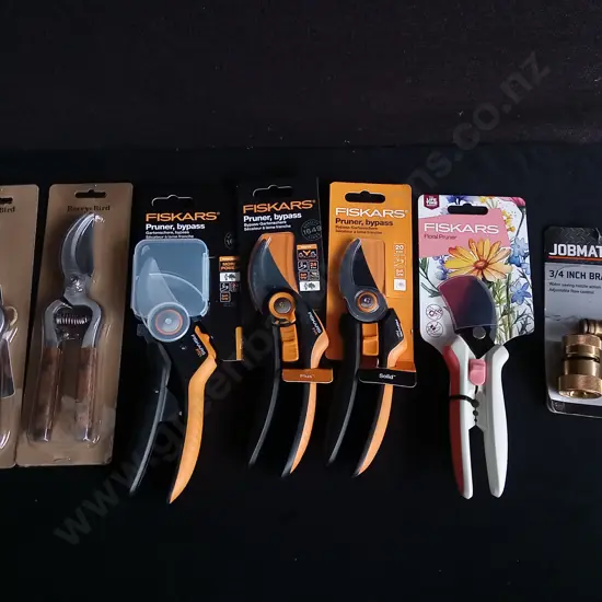 7 PIECES BRAND NEW GARDENING ITEMS