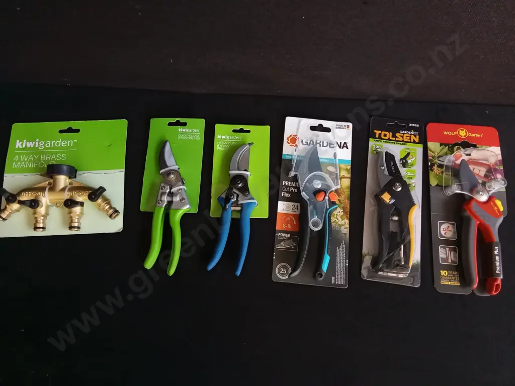 6 BRAND NEW GARDENING ITEMS Image 1++