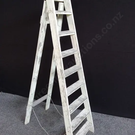 VINTAGE WHITE WOODEN A FRAME STEP LADDER 1.8M TALL