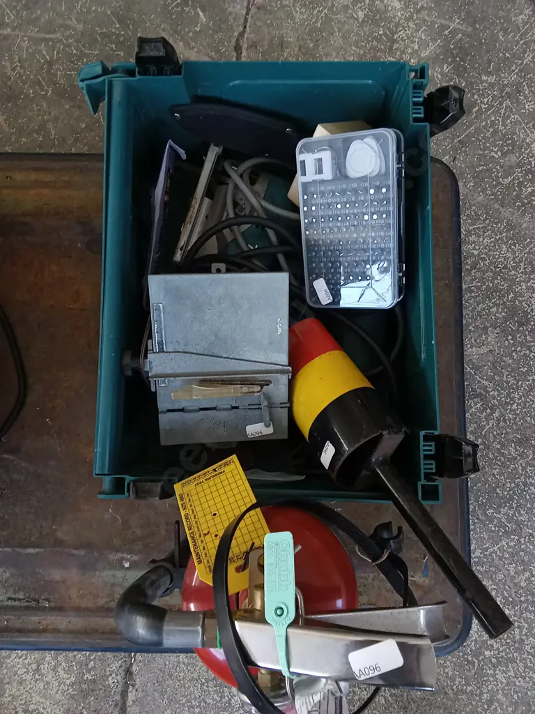 MIX OF TOOLS AND FIRE EXTINGUISHER Image 1++