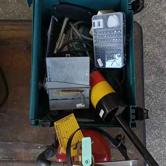 MIX OF TOOLS AND FIRE EXTINGUISHER