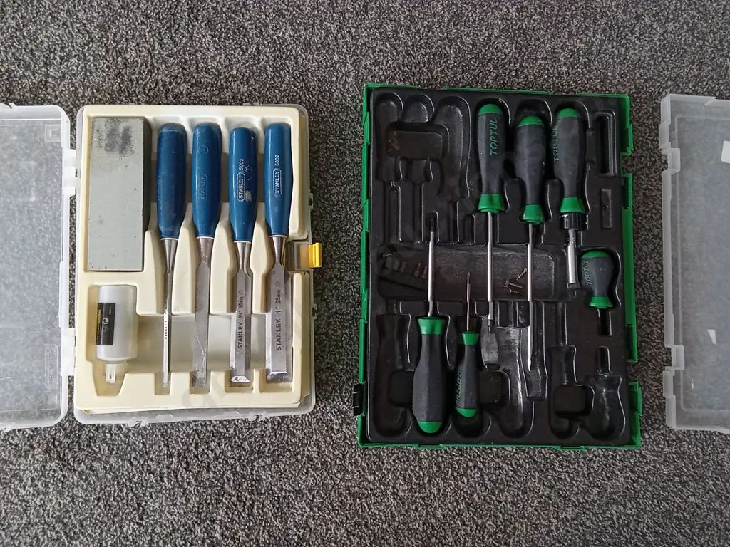 STANLEY WOOD CHISEL SET AND TOPTUL SCREWDRIVER SET Image 1++