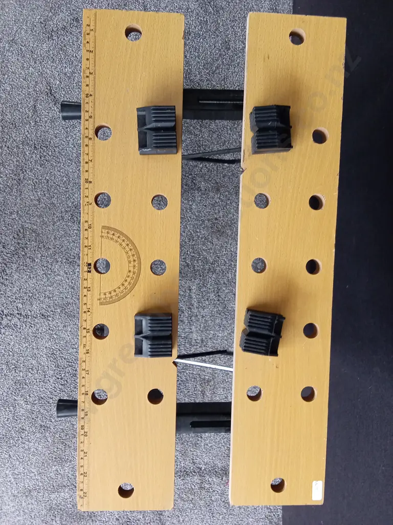 ADJUSTABLE FOLDING WORKBENCH WITH SPLIT TABLETOP AND VICE PEGS, H 79CM X L 61CM X D 61CM Image 1++