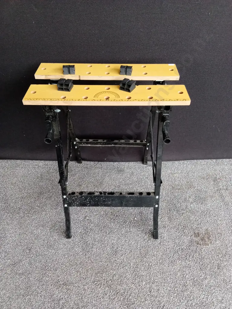 ADJUSTABLE FOLDING WORKBENCH WITH SPLIT TABLETOP AND VICE PEGS, H 79CM X L 61CM X D 61CM Image 1++