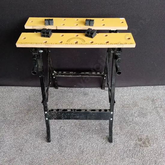 ADJUSTABLE FOLDING WORKBENCH WITH SPLIT TABLETOP AND VICE PEGS, H 79CM X L 61CM X D 61CM