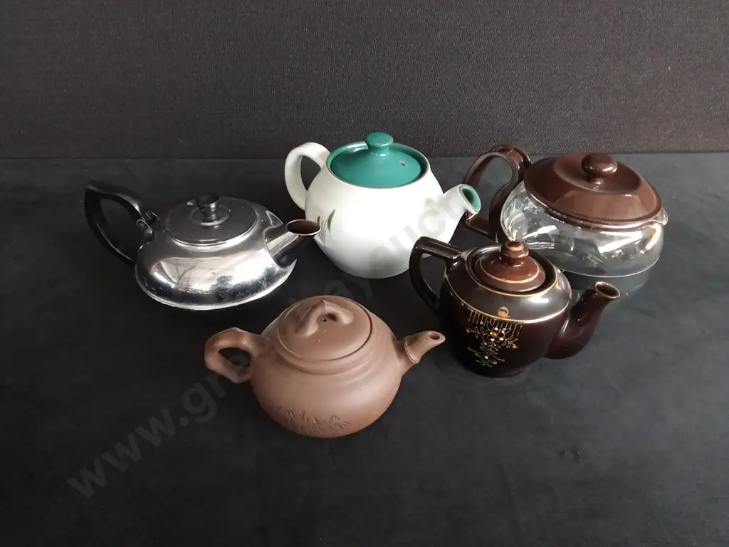 2 X JAPANESE TEAPOTS, 1 X DENBY TEAPOT, PLUS TWO OTHER TEAPOTS Image 1++
