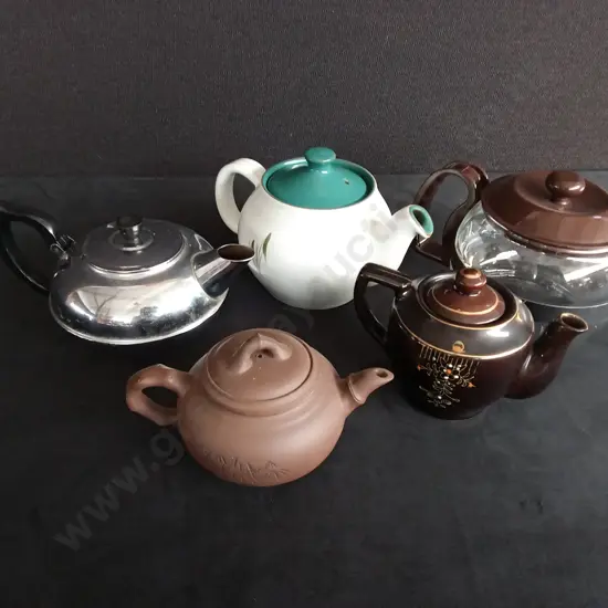 2 X JAPANESE TEAPOTS, 1 X DENBY TEAPOT, PLUS TWO OTHER TEAPOTS