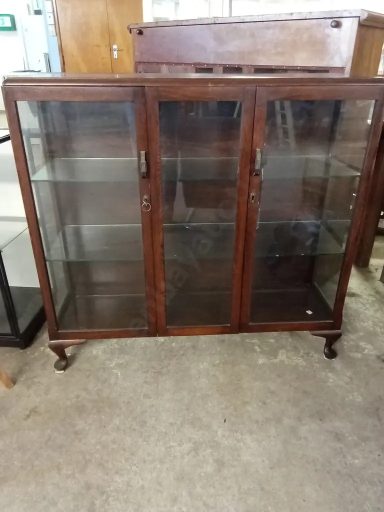 ANTIQUE WOODEN GLASS CABINET WITH 2 GLASS SHELVES, AND A KEY Image 1++