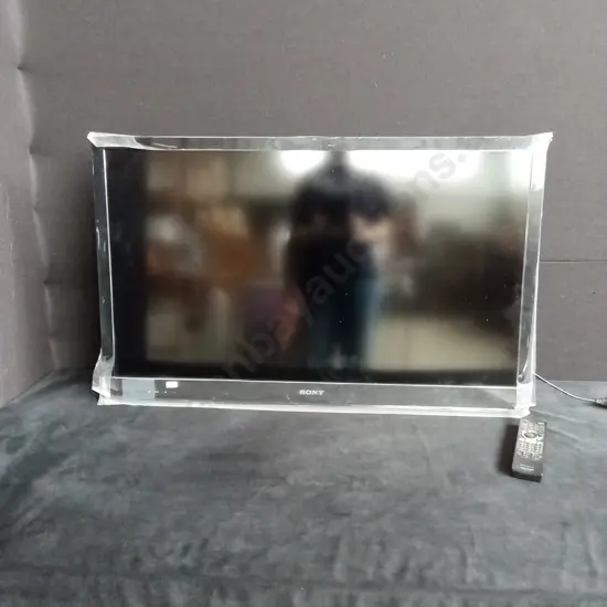 SONY 40 INCH BRAVIA LCD TV WITH WALL MOUNT ATTACHED & WITH REMOTE MODEL 40EX520