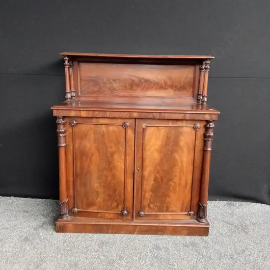 MID VICTORIAN EARLY EDWARDIAN MAHOGANY BOOK MATCHED VENEERED PANELS TURNED COLUMN SUPPORTS WITH LOCK BUT NO KEYS