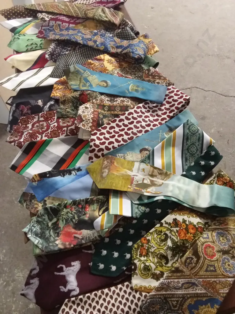 OVER 30 VINTAGE AND ASSORTED TIES PLUS 4 SCARVES Image 1++