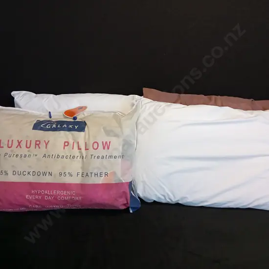 PILLOWS X 4