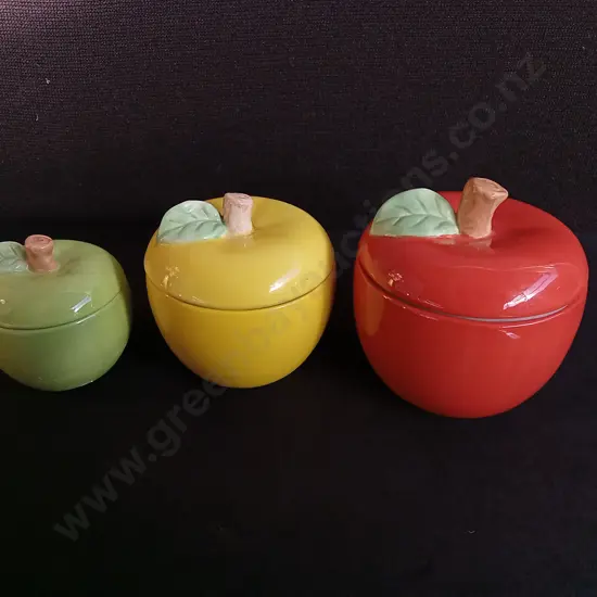 SET OF 3 CERAMIC APPLE JARS WITH LIDS, TALLEST H 15.5 CM