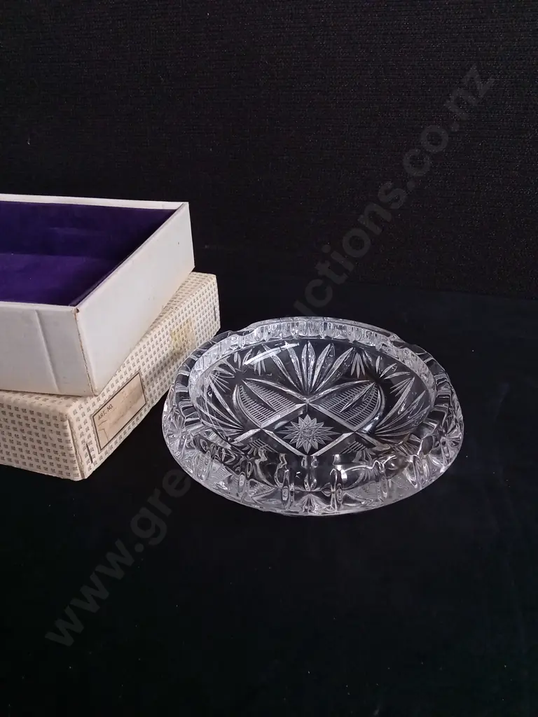VINTAGE EMPRESS LEAD CUT CRYSTAL ASHTRAY IN ORIGINAL BOX, W 14.5 CM Image 1++