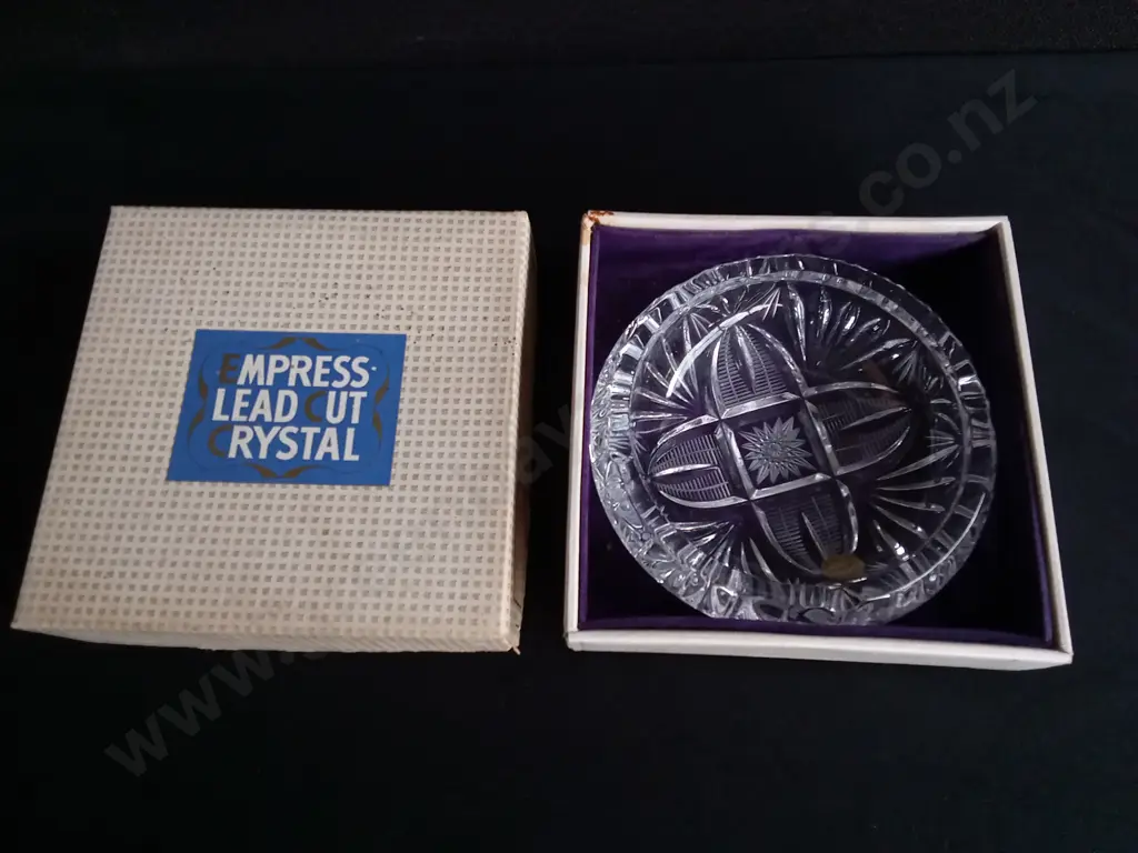 VINTAGE EMPRESS LEAD CUT CRYSTAL ASHTRAY IN ORIGINAL BOX, W 14.5 CM Image 1++