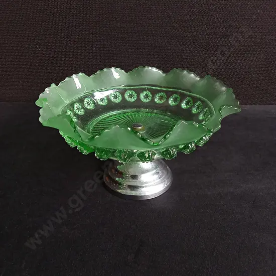 VINTAGE GREEN GLASS PEDESTAL BOWL WITH SCALLOPED RIM, H 11 CM X W 19 CM