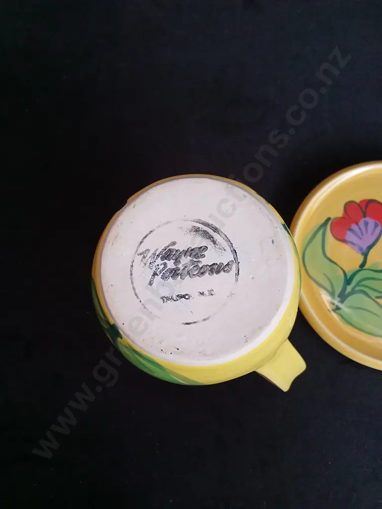 MADE IN NZ CERAMIC PITCHER AND SAUCER SET, AND YELLOW VASE WITH ARTIFICIAL FLOWERS, TALLEST H 35 CM Image 1++