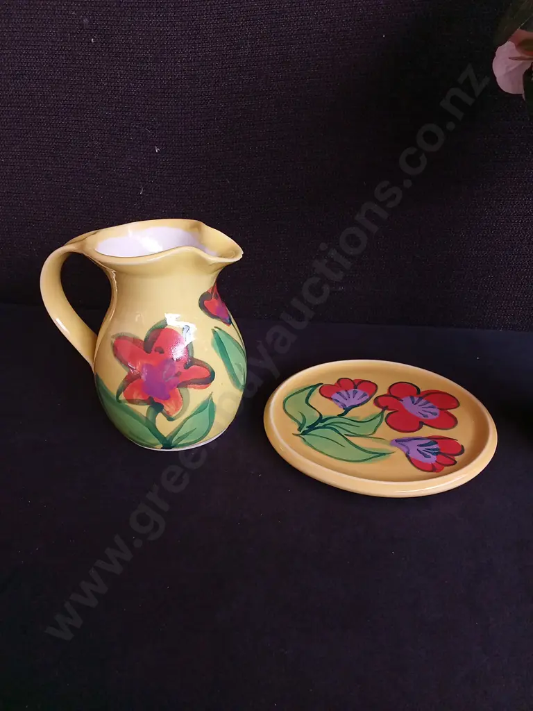 MADE IN NZ CERAMIC PITCHER AND SAUCER SET, AND YELLOW VASE WITH ARTIFICIAL FLOWERS, TALLEST H 35 CM Image 1++
