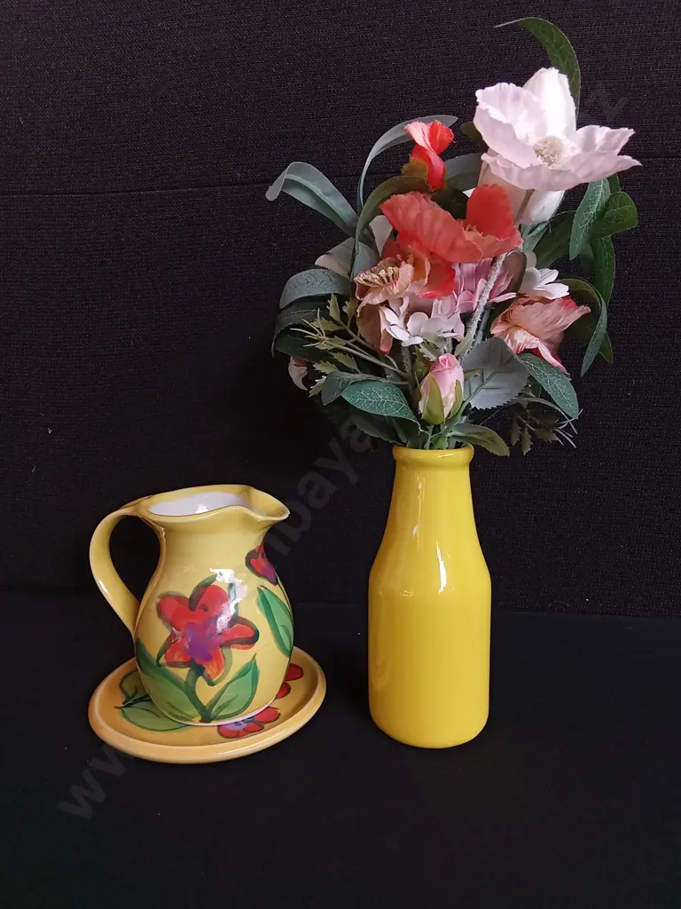 MADE IN NZ CERAMIC PITCHER AND SAUCER SET, AND YELLOW VASE WITH ARTIFICIAL FLOWERS, TALLEST H 35 CM Image 1++