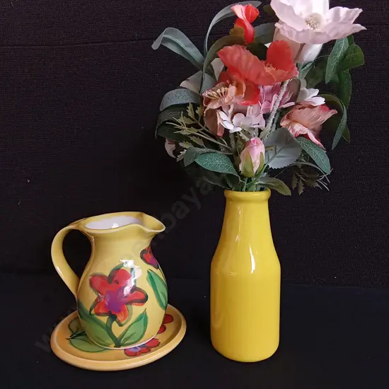 MADE IN NZ CERAMIC PITCHER AND SAUCER SET, AND YELLOW VASE WITH ARTIFICIAL FLOWERS, TALLEST H 35 CM