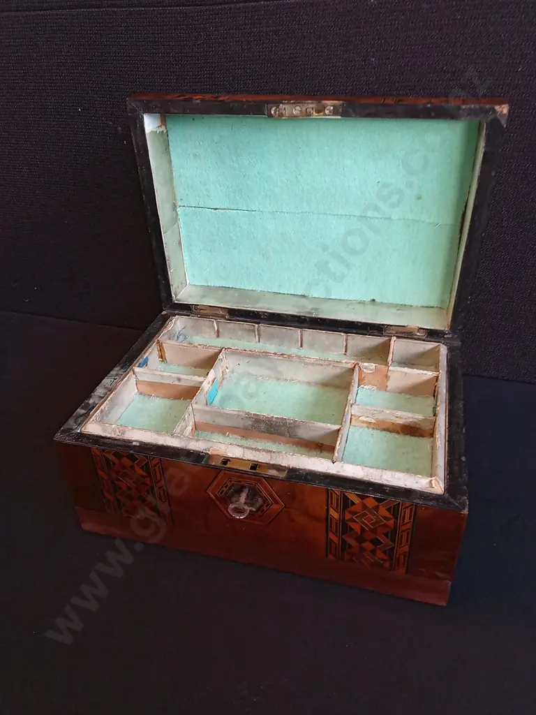 VINTAGE WALNUT BOX WITH TUNBRIDGE INLAY, W 25 CM Image 1++