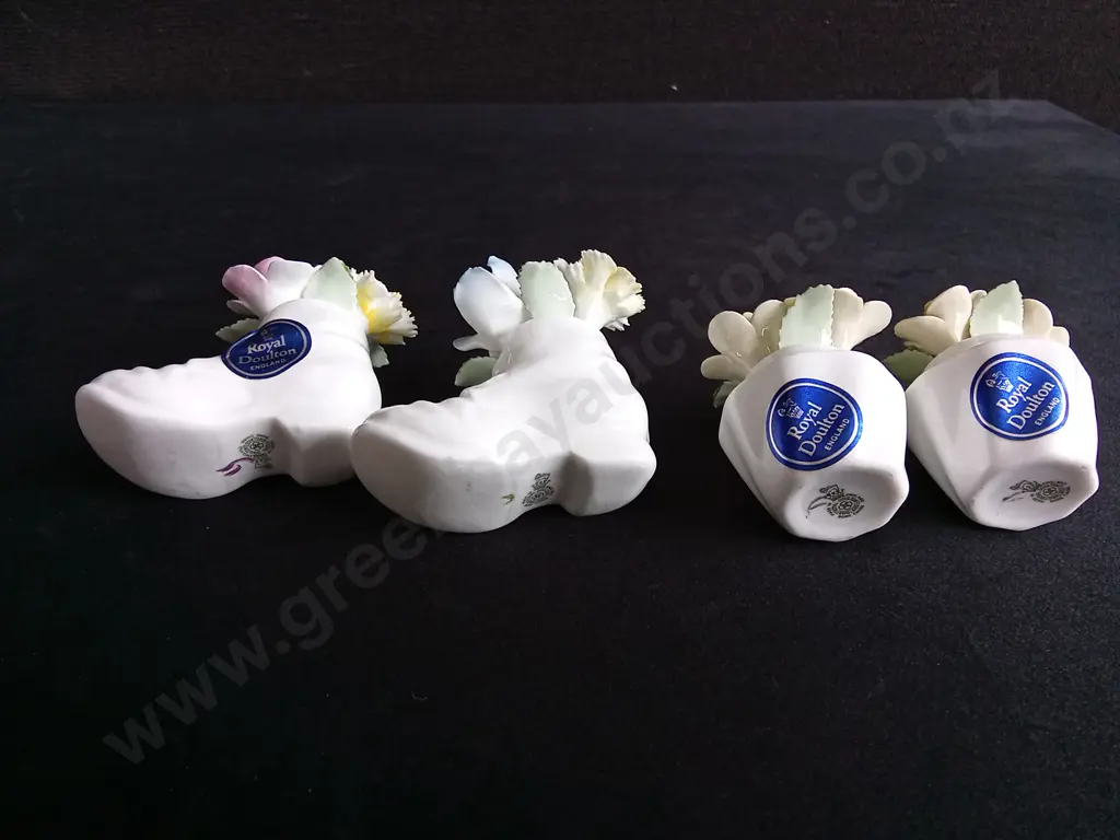 4 VINTAGE ROYAL DOULTON BONE CHINA ORNAMENTS, BOOTS AND POTS, TALLEST H 6 CM Image 1++