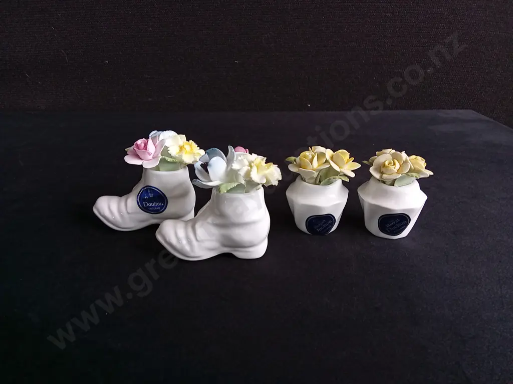 4 VINTAGE ROYAL DOULTON BONE CHINA ORNAMENTS, BOOTS AND POTS, TALLEST H 6 CM Image 1++
