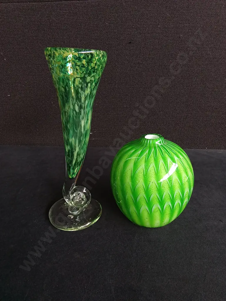 HAND BLOWN GREEN ART GLASS VASE WITH SWIRL DESIGN AND CRATE & BARREL VASE, H 21 CM Image 1++