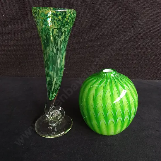 HAND BLOWN GREEN ART GLASS VASE WITH SWIRL DESIGN AND CRATE & BARREL VASE, H 21 CM