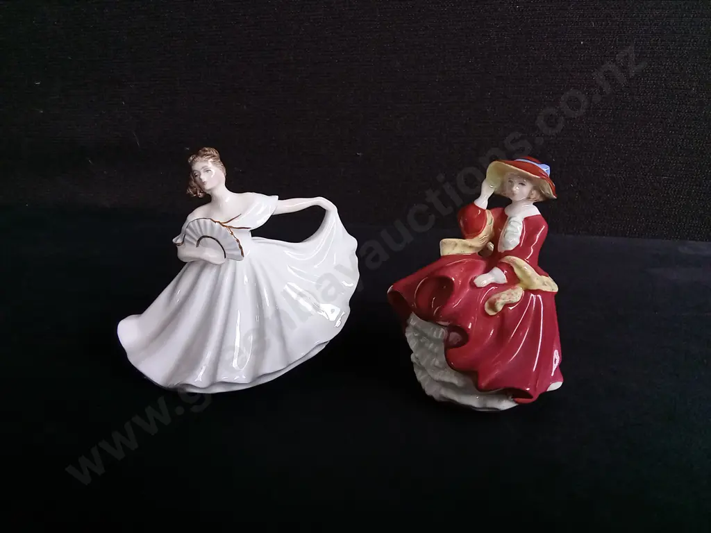 PAIR OF VINTAGE ROYAL DOULTON PORCELAIN FIGURES, "ELAINE" 1997, AND "TOP O'THE HILL", TALLEST H 11 CM Image 1++