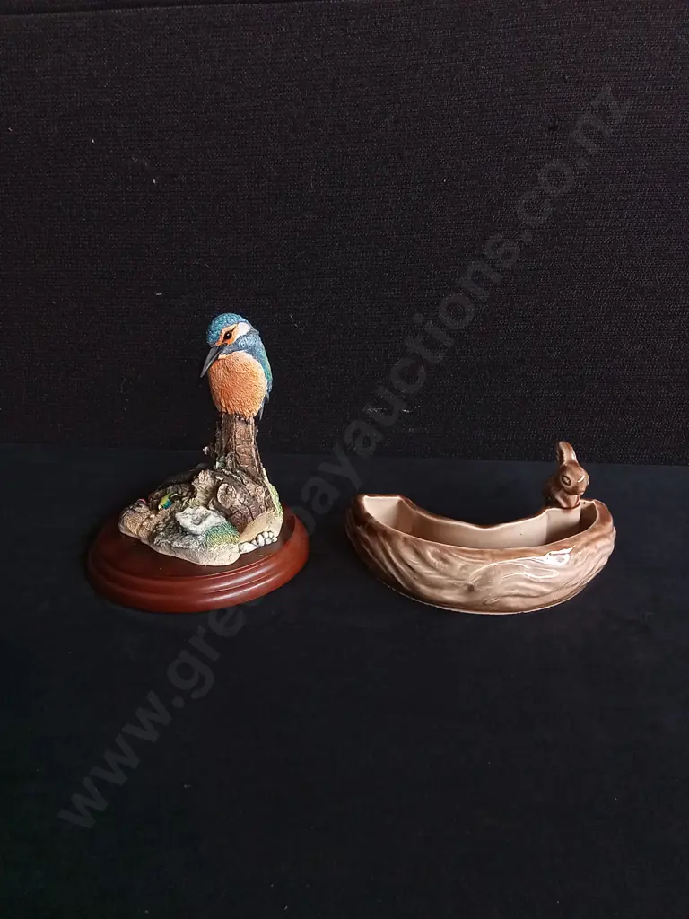 VINTAGE BORDER FINE ARTS KINGFISHER FIGURINE AND LOG CERAMIC TRINKET DISH, TALLEST H 15 CM Image 1++