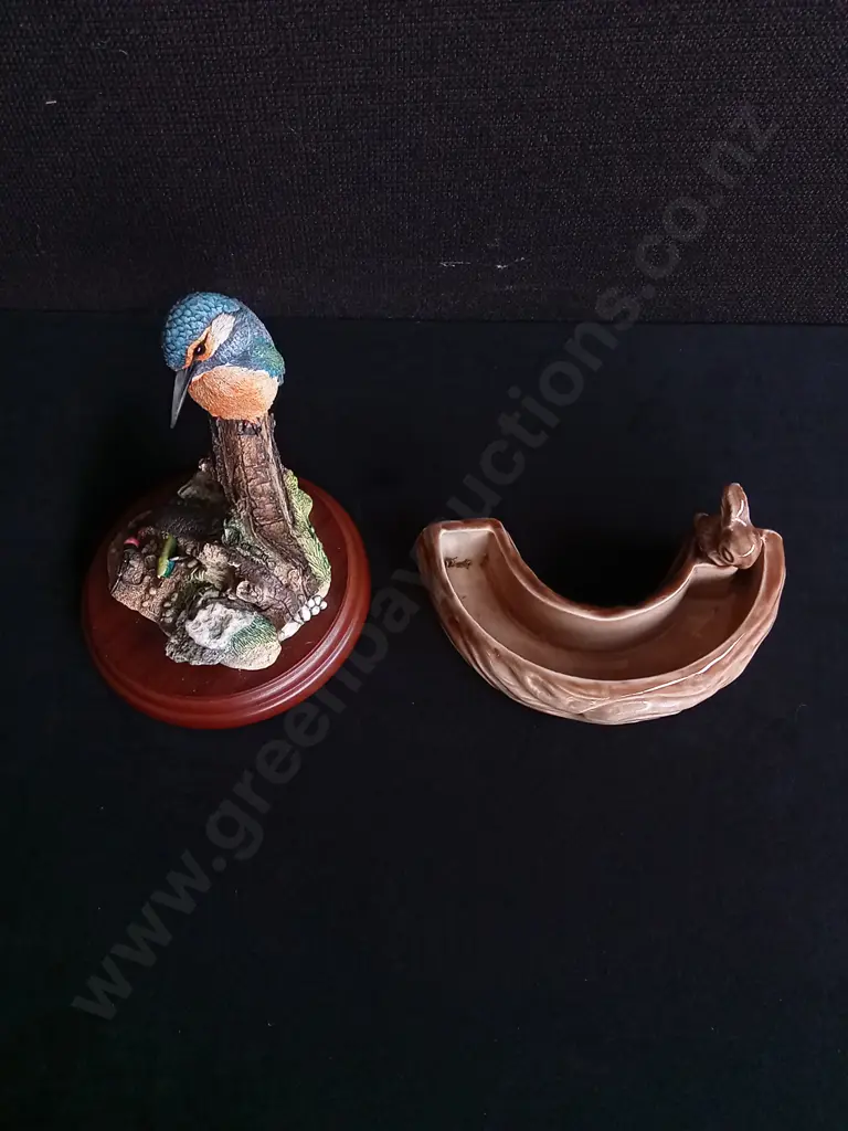 VINTAGE BORDER FINE ARTS KINGFISHER FIGURINE AND LOG CERAMIC TRINKET DISH, TALLEST H 15 CM Image 1++