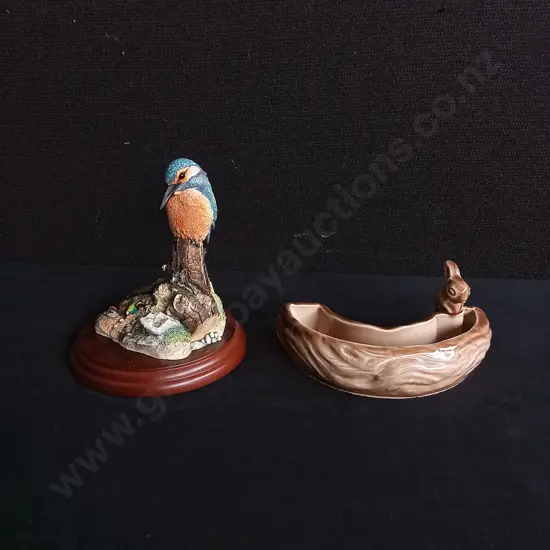 VINTAGE BORDER FINE ARTS KINGFISHER FIGURINE AND LOG CERAMIC TRINKET DISH, TALLEST H 15 CM