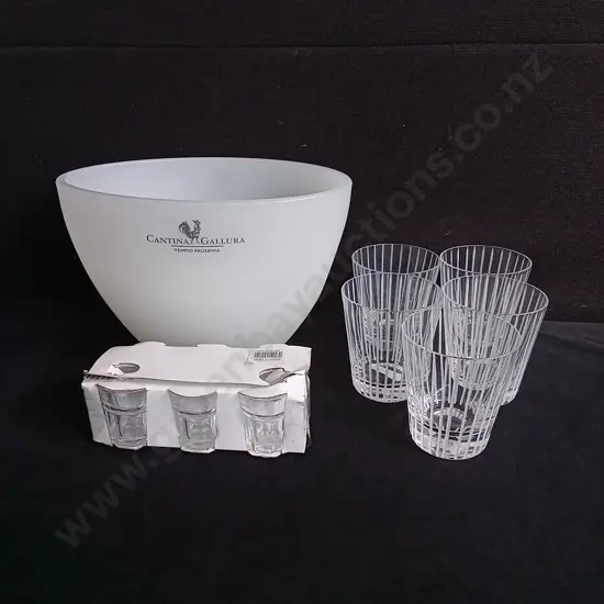 WINE BUCKET AND MIX OF GLASSWARE, TALLEST H 18 CM