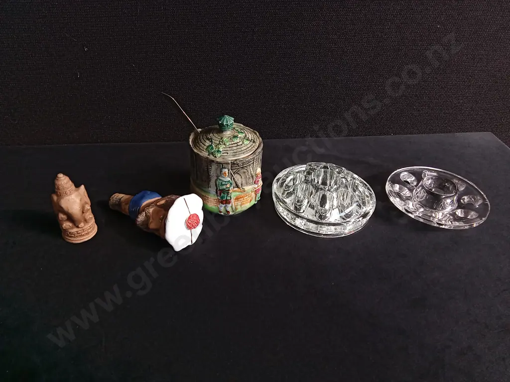 ASSORTMENT OF VINTAGE ITEMS, INCLUDING CERAMIC BOTTLE STOPPER AND PAIR OF CLEAR GLASS FLOWER FROGS, WIDEST W 11.5 CM Image 1++