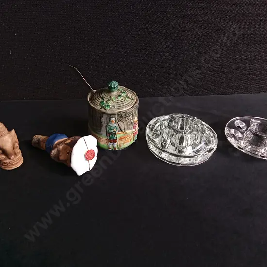 ASSORTMENT OF VINTAGE ITEMS, INCLUDING CERAMIC BOTTLE STOPPER AND PAIR OF CLEAR GLASS FLOWER FROGS, WIDEST W 11.5 CM
