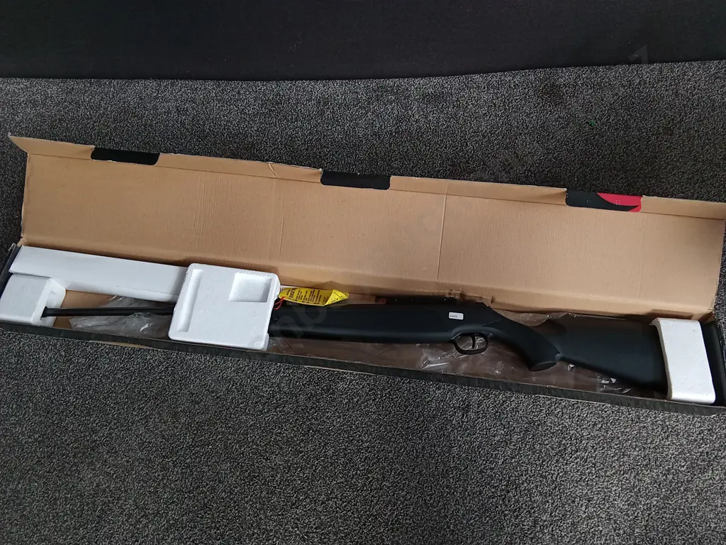 RUGER AIR MAGNUM AIR RIFLE WITH A 4X32 SCOPE, BRAND NEW Image 1++